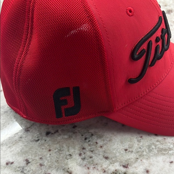 Titleist Hat Fitted Cap Mens Red FJ Footjoy Pro V1 M/L - Picture 3 of 7